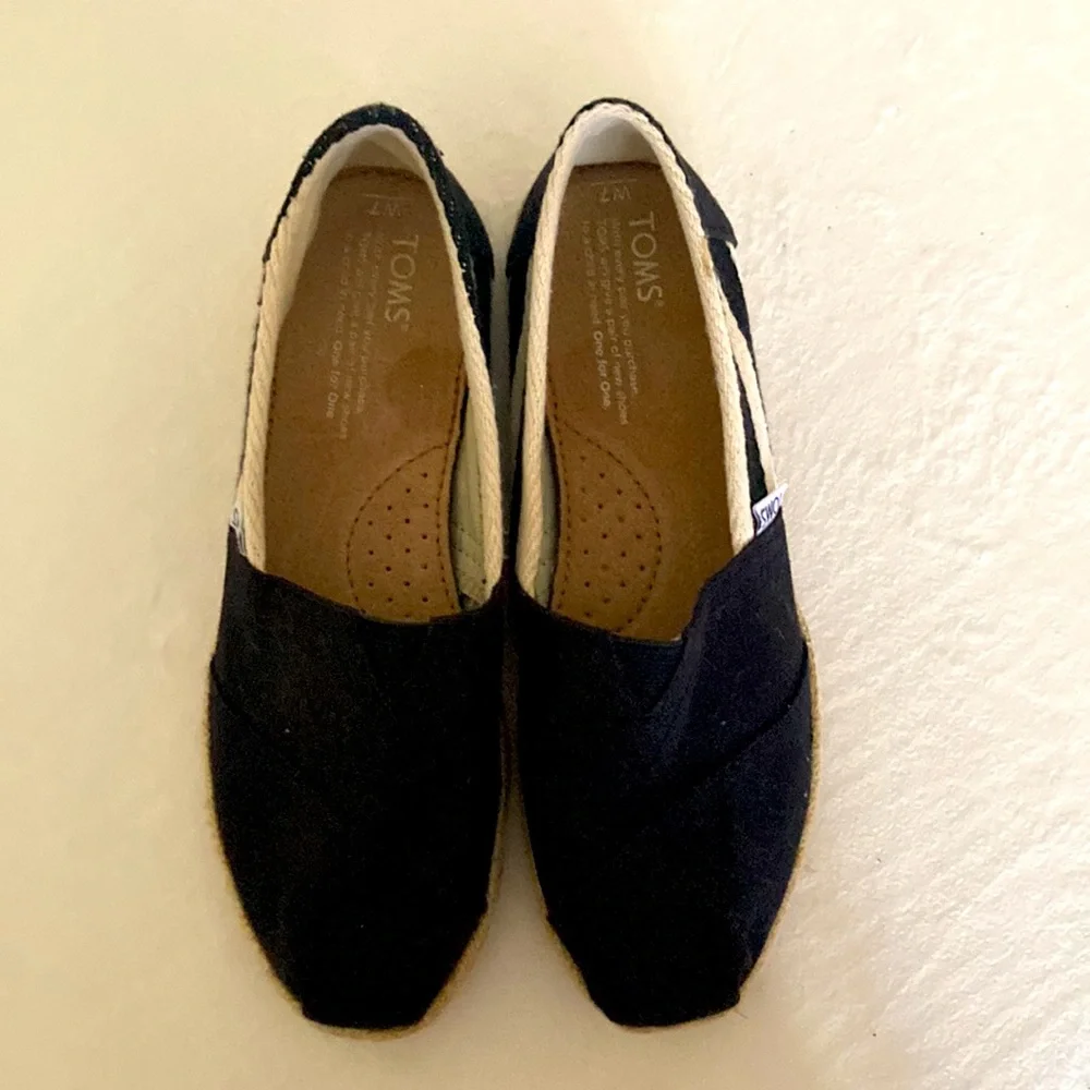 TOMS Size W7 Black with tan NEW - Picture 3 of 4